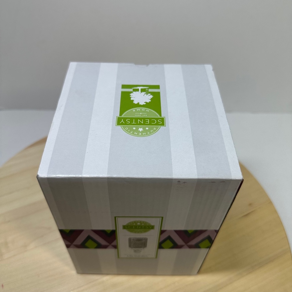 Scentsy Lily Garden Wax Warmer Wall Plug In Mini Iridescent Blue Green Aqua New - Picture 2 of 7
